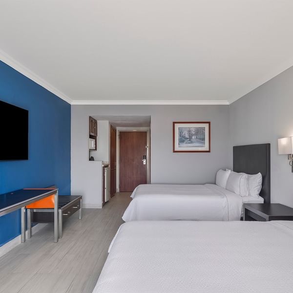 Habitación Superior con estilo, 2 Dobles en Fiesta Inn Express Nuevo Laredo con TV de pared y piso de madera