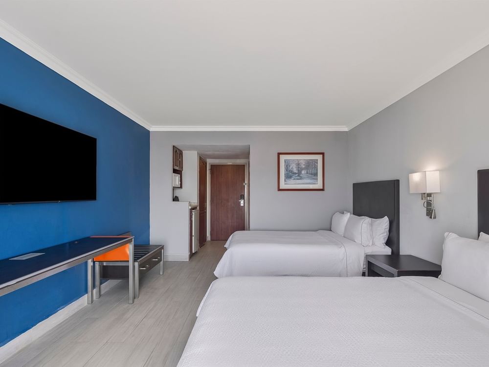 Habitación Superior con estilo, 2 Dobles en Fiesta Inn Express Nuevo Laredo con TV de pared y piso de madera