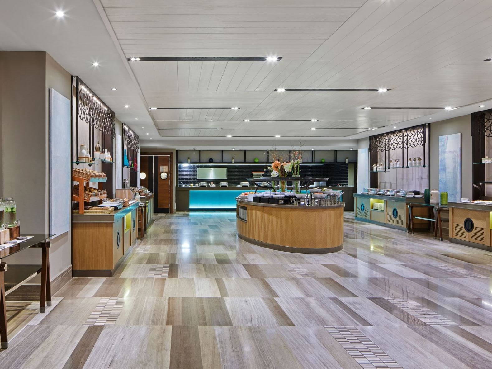 Moderne Buffethalle mit Holzboden, heller Decke und vielfältigen Speisestationen – Titanic Chaussee Berlin.