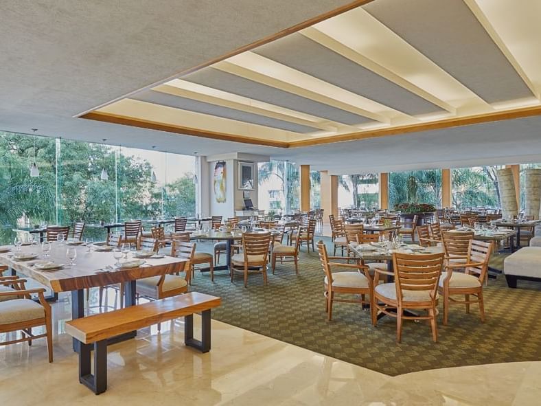 Dining tables in Cuatro Estaciones Restaurant at La Colección