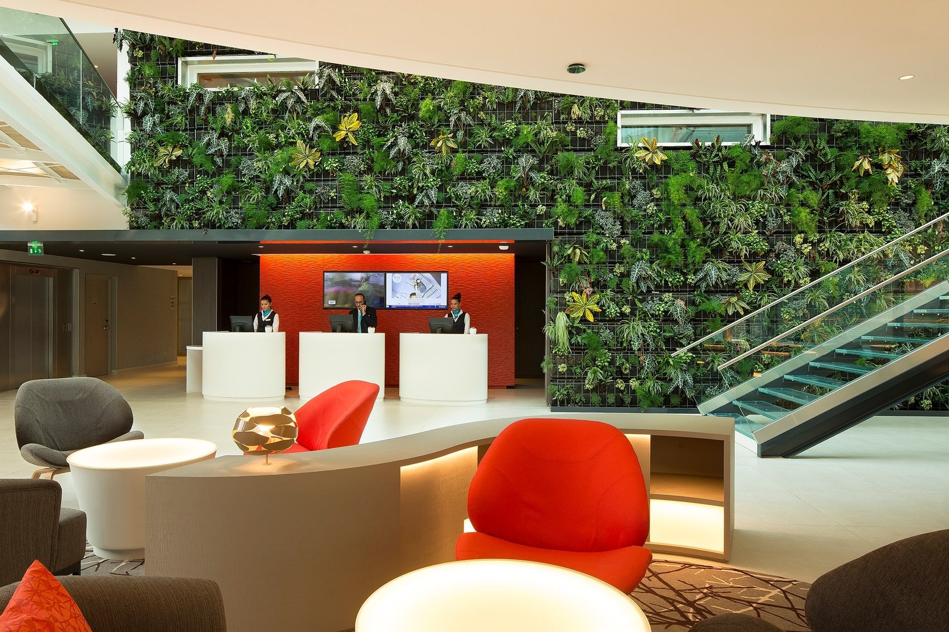 Intérieur du hall et de la réception à l'Oceania Paris Roissy CDG