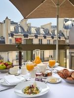 Chambre Deluxe avec terrasse à l'hôtel Warwick Champs-Élysées Paris, à Paris.