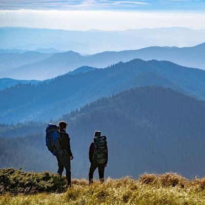 2 hikers on a mountain near Falkensteiner Hotels