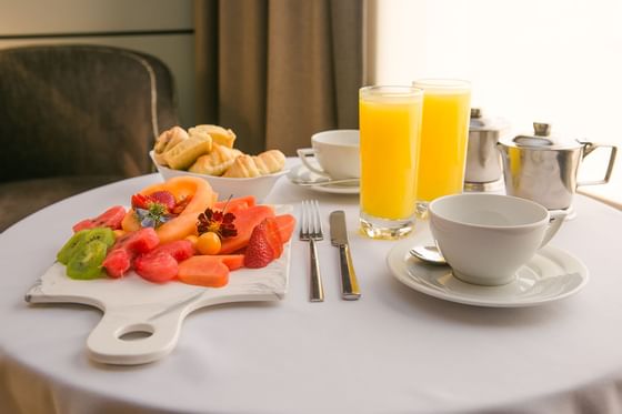 Desayuno servido en una mesa