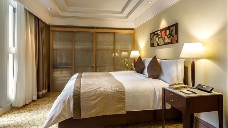 Interior of a room with a king bed at Fullerton Bay Singapore