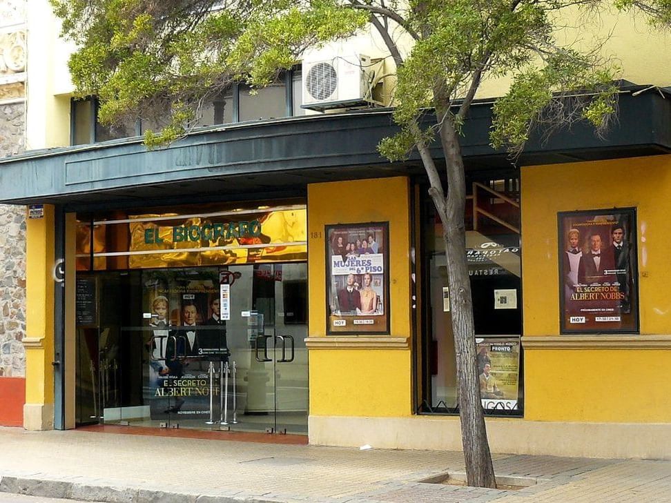 Exterior view of Cine El Biógrafo near Hotel Ismael
