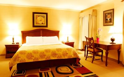 Bed with dining table in Junior Suite at Honor’s Haven Retreat