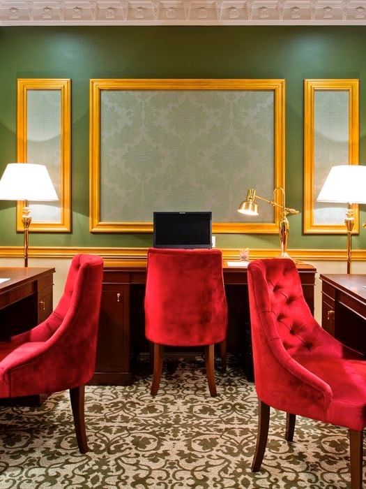 الديكور الكلاسيكي مع أرضيات مغطاة بالسجاد في مركز الأعمال بفندق ورويك الدوحة