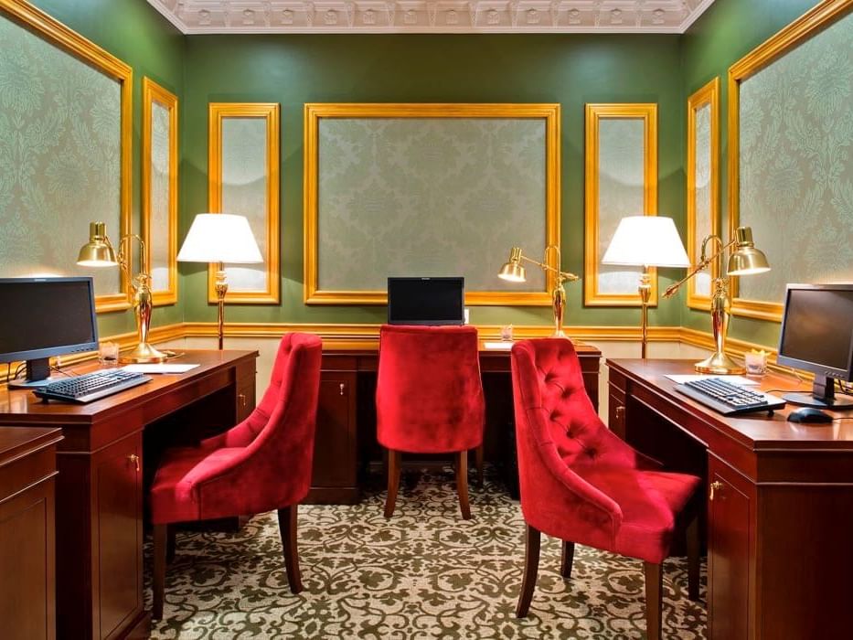 الديكور الكلاسيكي مع أرضيات مغطاة بالسجاد في مركز الأعمال بفندق ورويك الدوحة