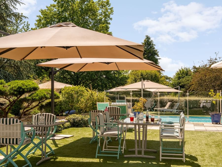 An Outdoor dining & lounge area at Le Manoir du Lys