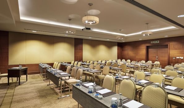 Titanic Business Kartal'daki Azor 2 toplantı salonunda, masa ve sandalyelerle sınıf düzeninde hazırlanmış toplantı odası.