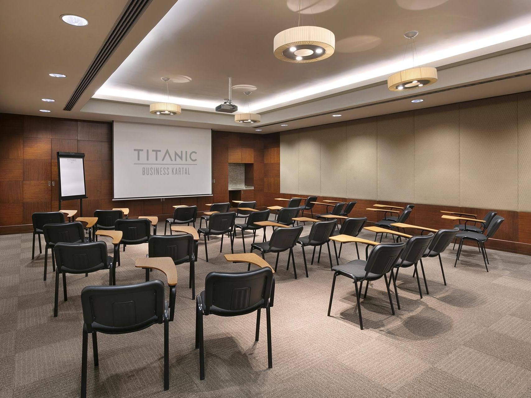 Titanic Business Kartal’daki Majorca toplantı salonunda, sınıf düzeninde sandalyelerle hazırlanmış toplantı odası.