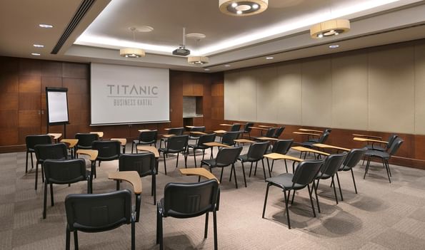 Titanic Business Kartal'daki Majorca 1 toplantı salonunda düzenlenmiş sandalye yerleşimi.