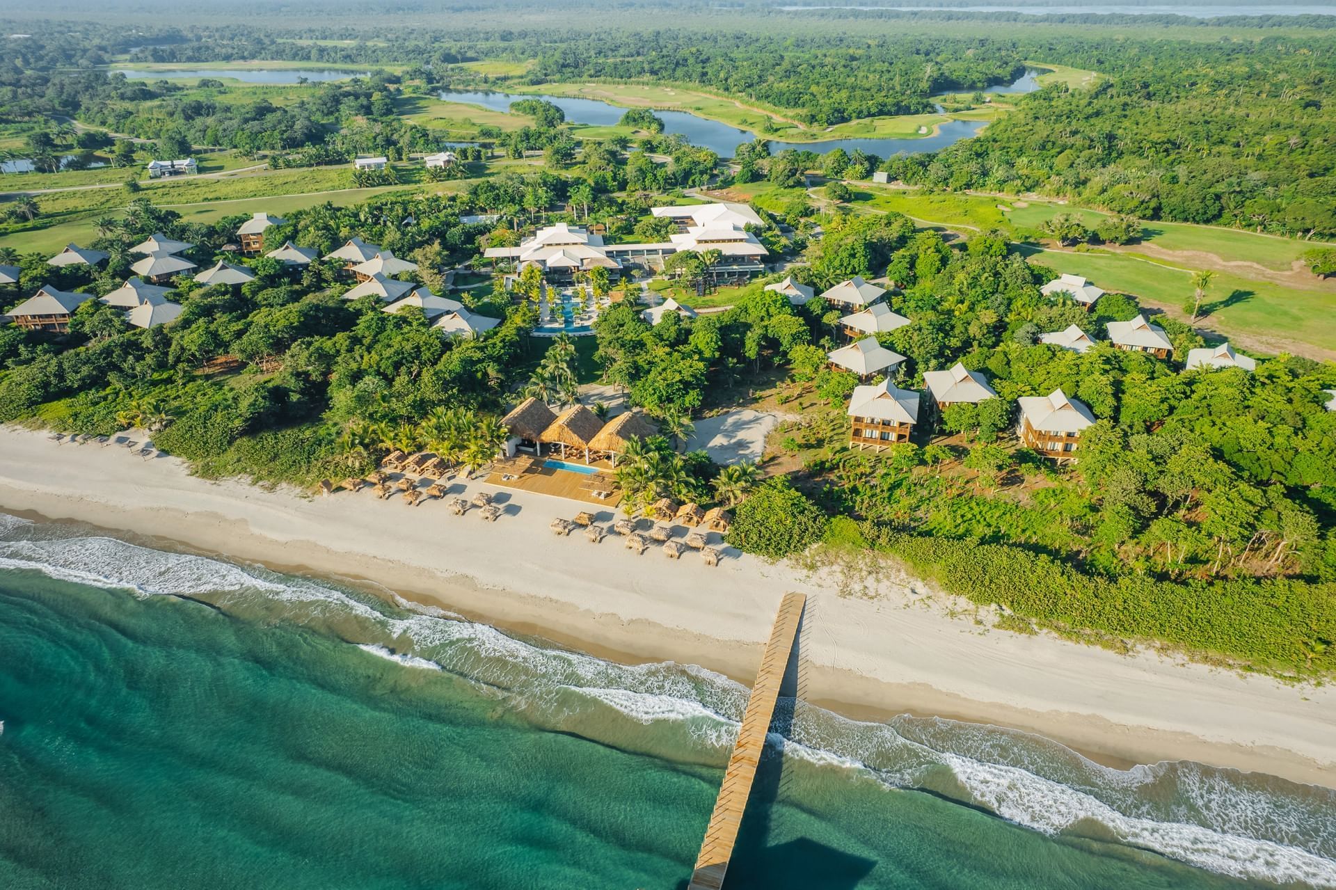 Vista aérea de la costa cerca de Indura Resort