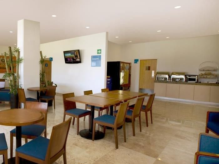 Mesas de comedor en la sala de desayunos de One Hotels