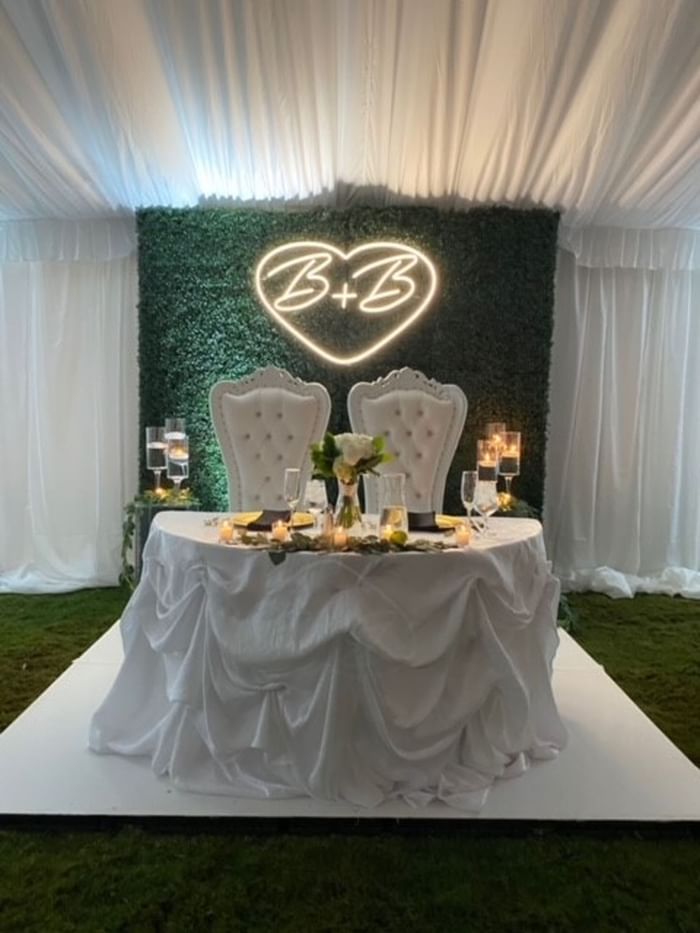 Champaign on ice by the floral wedding cake at Shangri-La Monkey Island