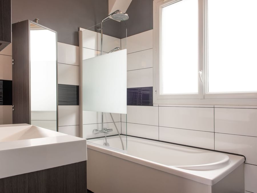 Spacious bathroom with a bathtub, shower at Hôtel de l'Europe