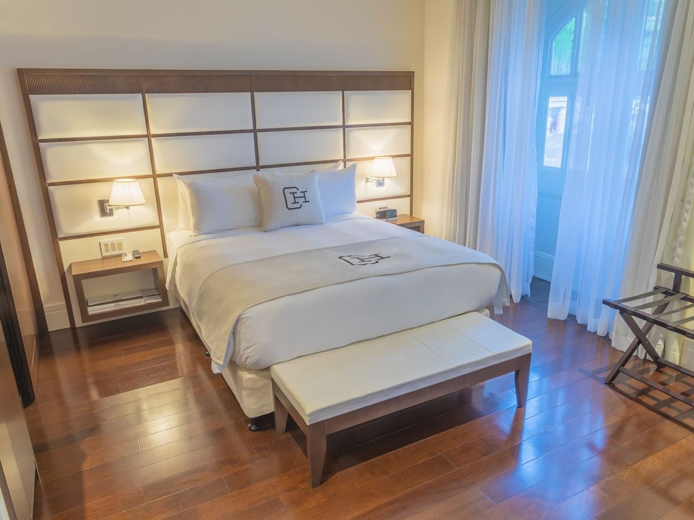 Cama grande en la Suite Presidencial del Central Hotel Panama Casco Viejo en Panamá.