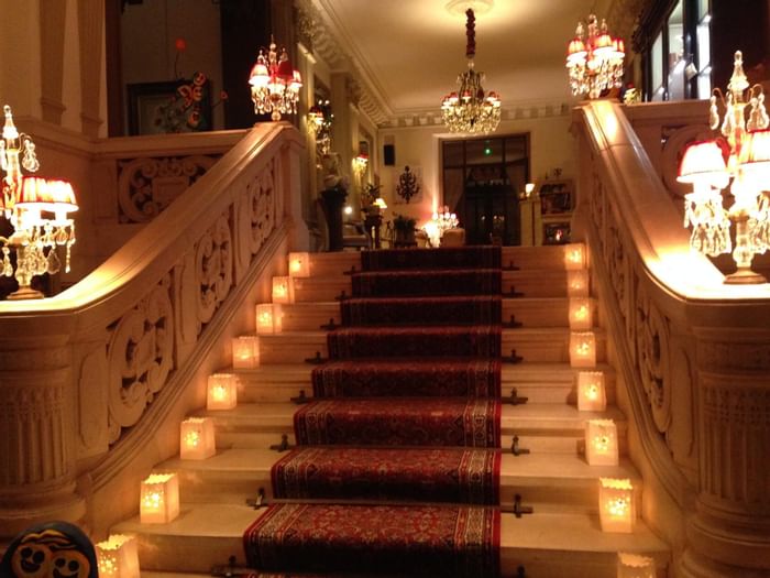 Escalier de l'Hôtel Domaine de Beaupré The Originals Relais