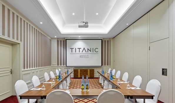 Tables arranged Infront the projector in private room I at Titanic Gendarmenmarkt Berlin