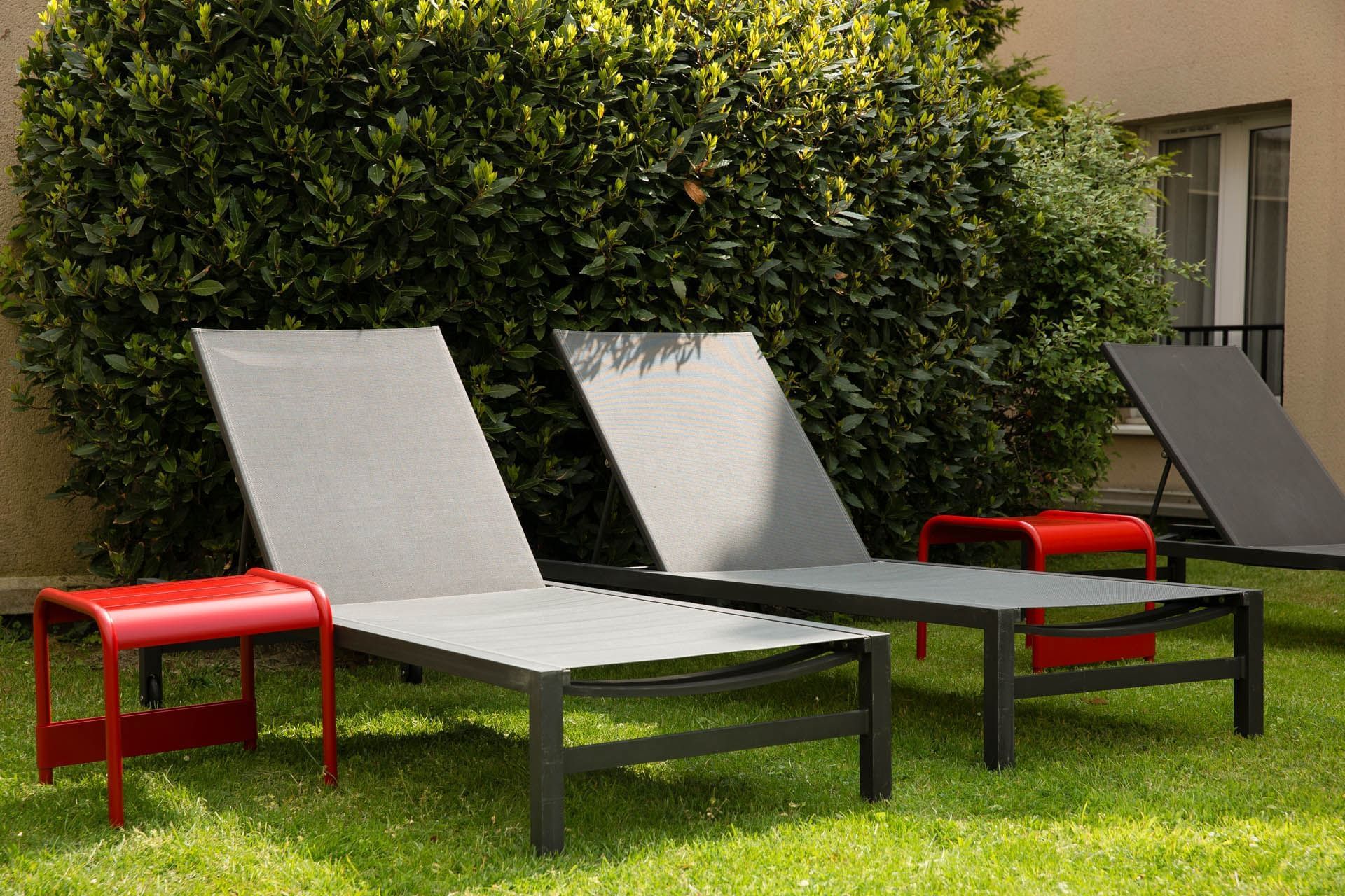 Chaises longues sur l'herbe à Escale Oceania Saint-Malo