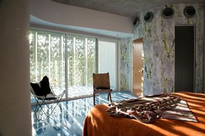 Esquina bedroom with a Patio and a king bed at El Blok Hotel 