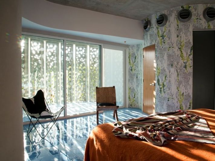 Esquina bedroom with a Patio and a king bed at El Blok Hotel 