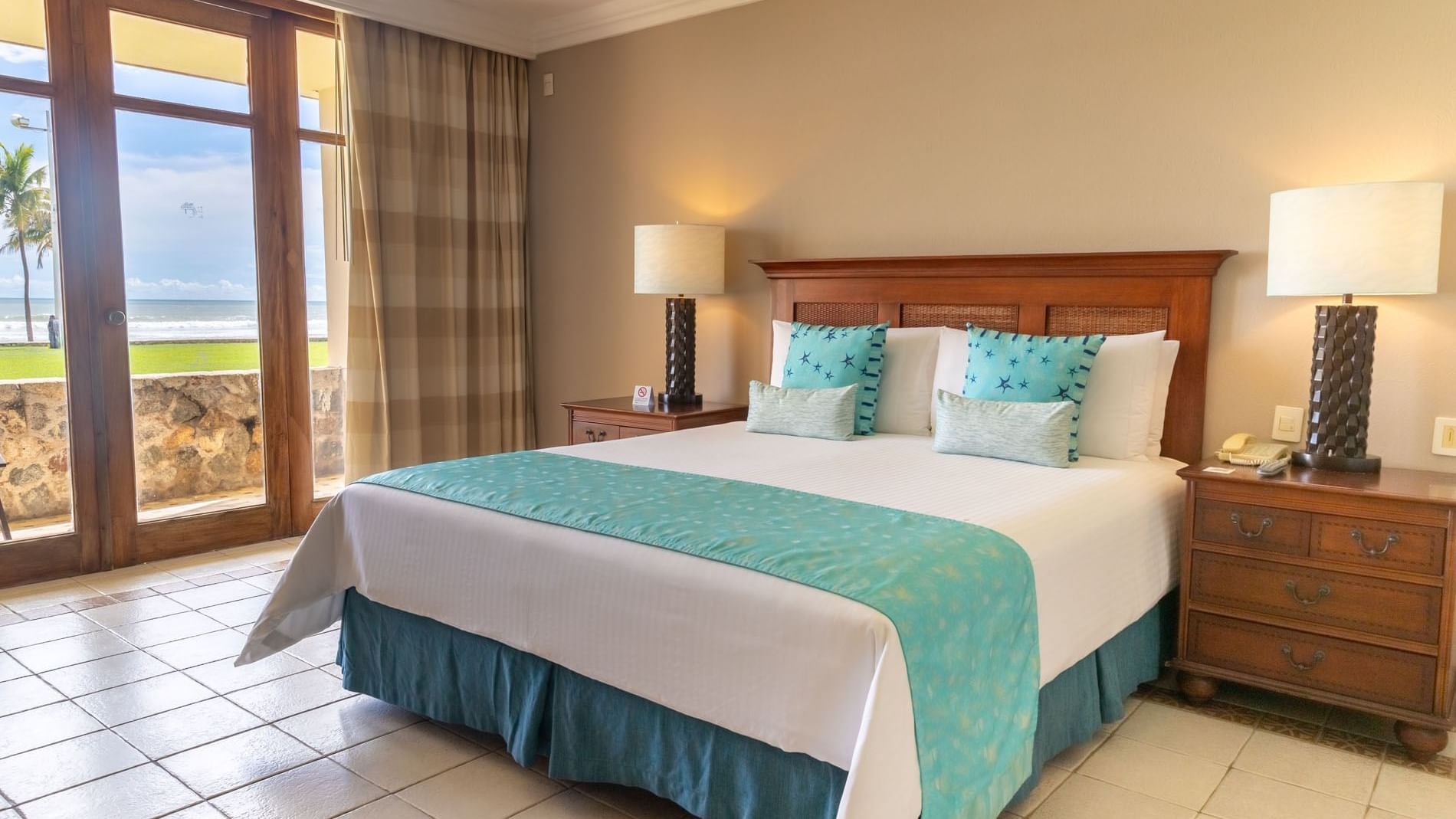 King-size bed of Deluxe King Ocean View at Mundo Imperial