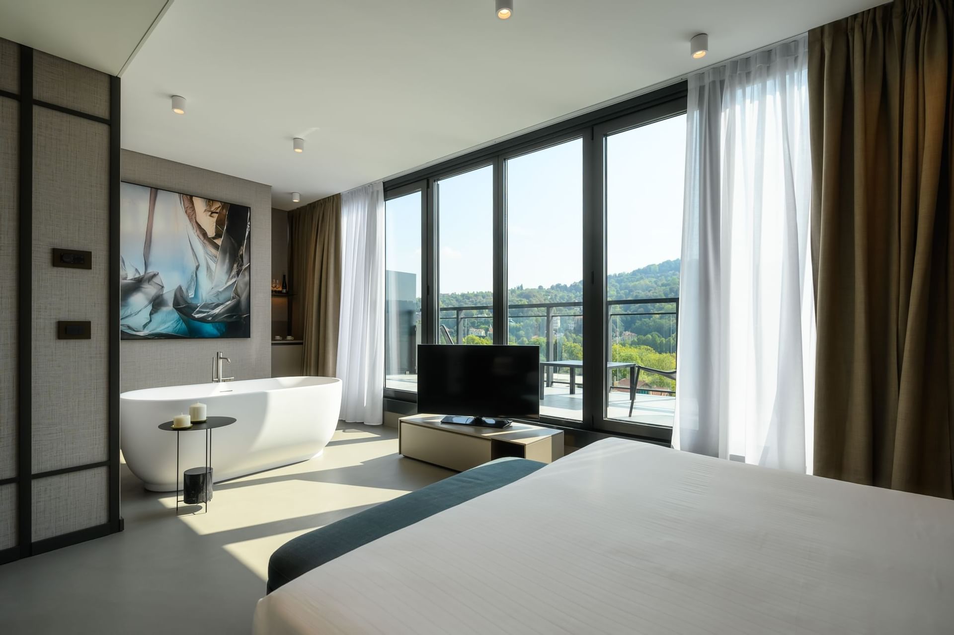 Suite moderna con vasca freestanding e TV, vista panoramica da DUPARC Contemporary Suites