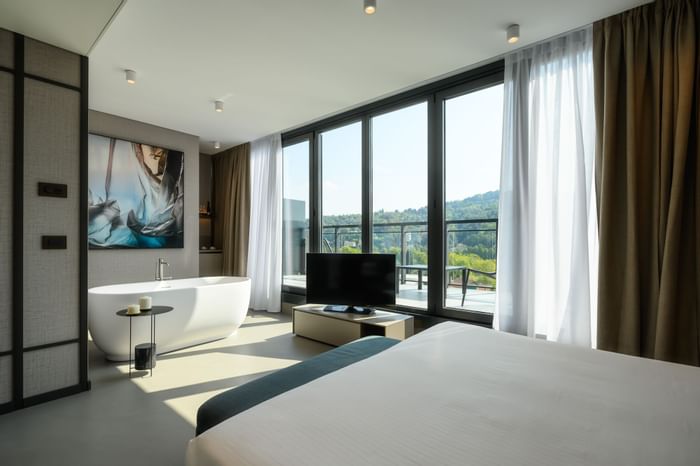 Suite moderna con vasca freestanding e TV, vista panoramica da DUPARC Contemporary Suites