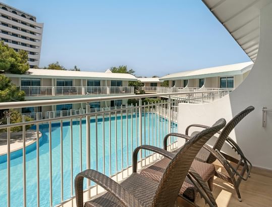 Titanic Deluxe Lara – Annex Standard Pool’da havuz manzaralı balkonda şezlonglar.