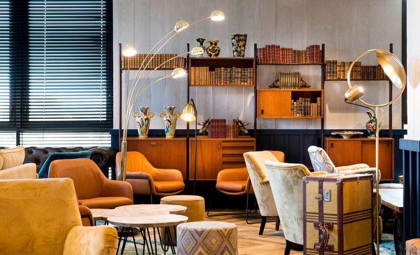 Lounge with book shelves in the lobby at Kopster Hotel