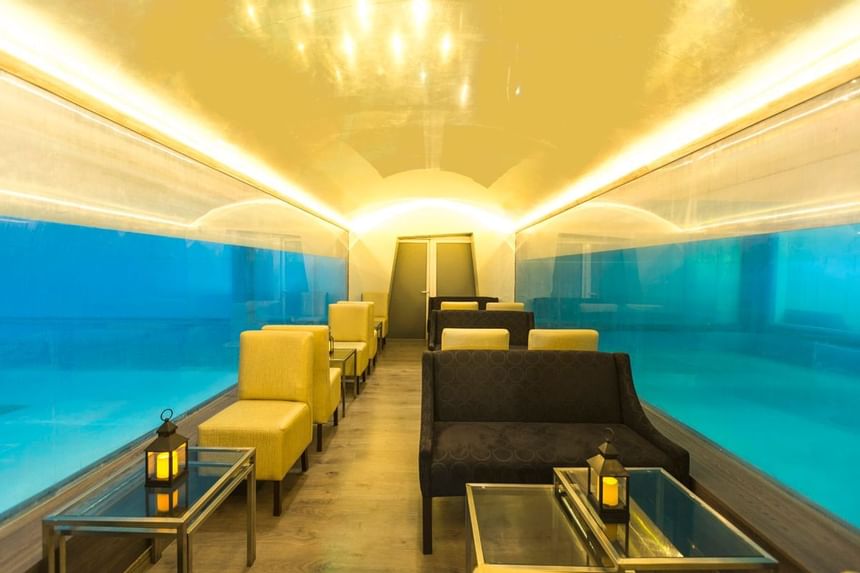 Área de descanso en el Oceanus Lounge en Delfines Hotel