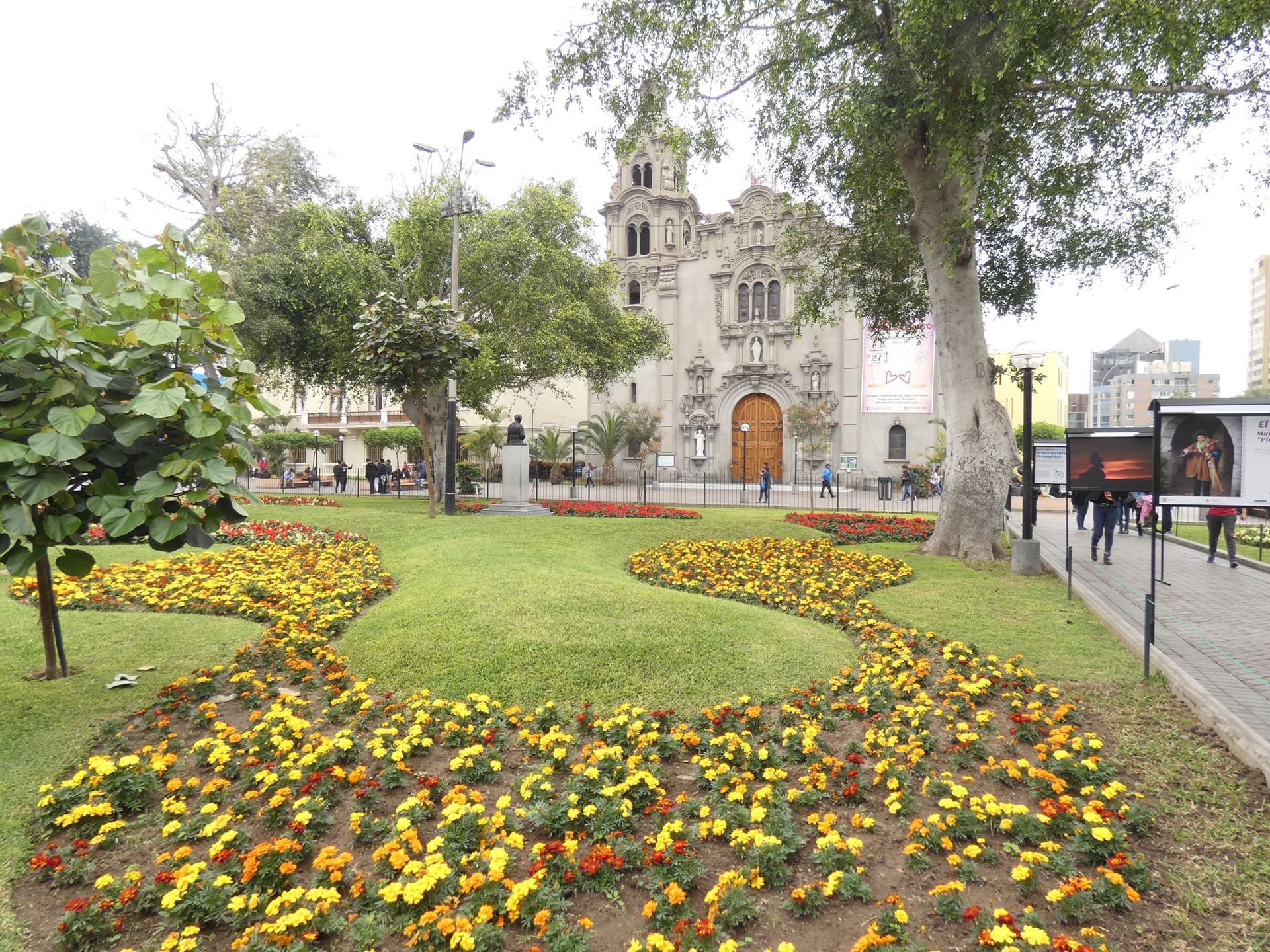 Iglesia de la Virgen de la Medalla Milagrosa cerca de Suites Larco 656
