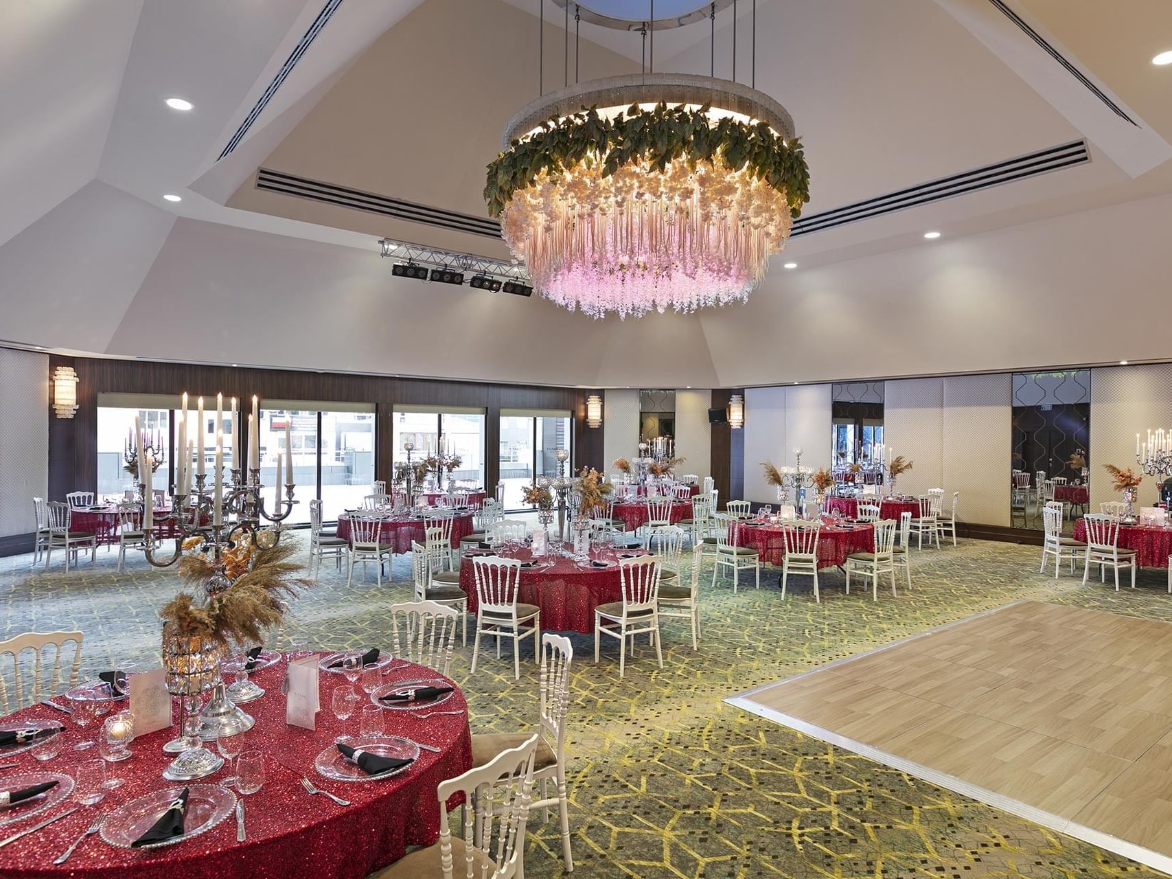 Titanic Port Bakırköy’deki Adriatic Balo Salonu’nda, göz alıcı kırmızı masa örtüleri, uyumlu sandalyeler ve çiçek detaylı gösterişli avize ile unutulmaz düğünler ve seçkin davetler için büyüleyici bir atmosfer sizi bekliyor.