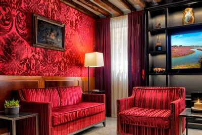 Interior of a spacious lounge area at Hotel Bisanzio 