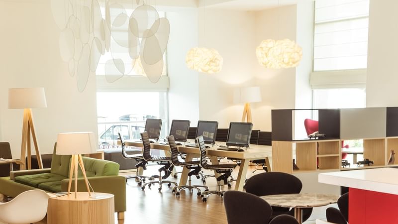Lobby & reception area with work desks at FI Periférico Sur