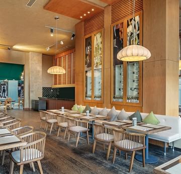 Titanic Bistro – Ahşap Zeminde Şıklık ve Konforun Buluştuğu Yemek Alanı