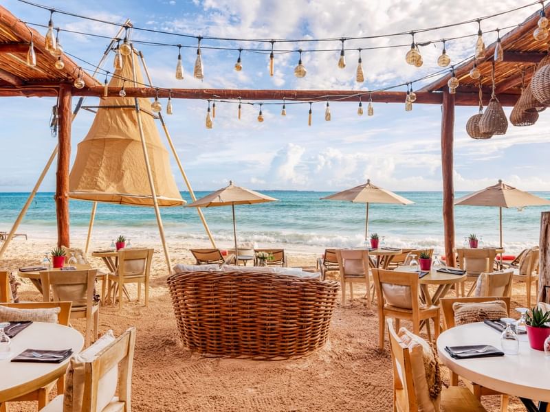 Beach side dining area in Nah K´aax at Grand Fiesta Americana