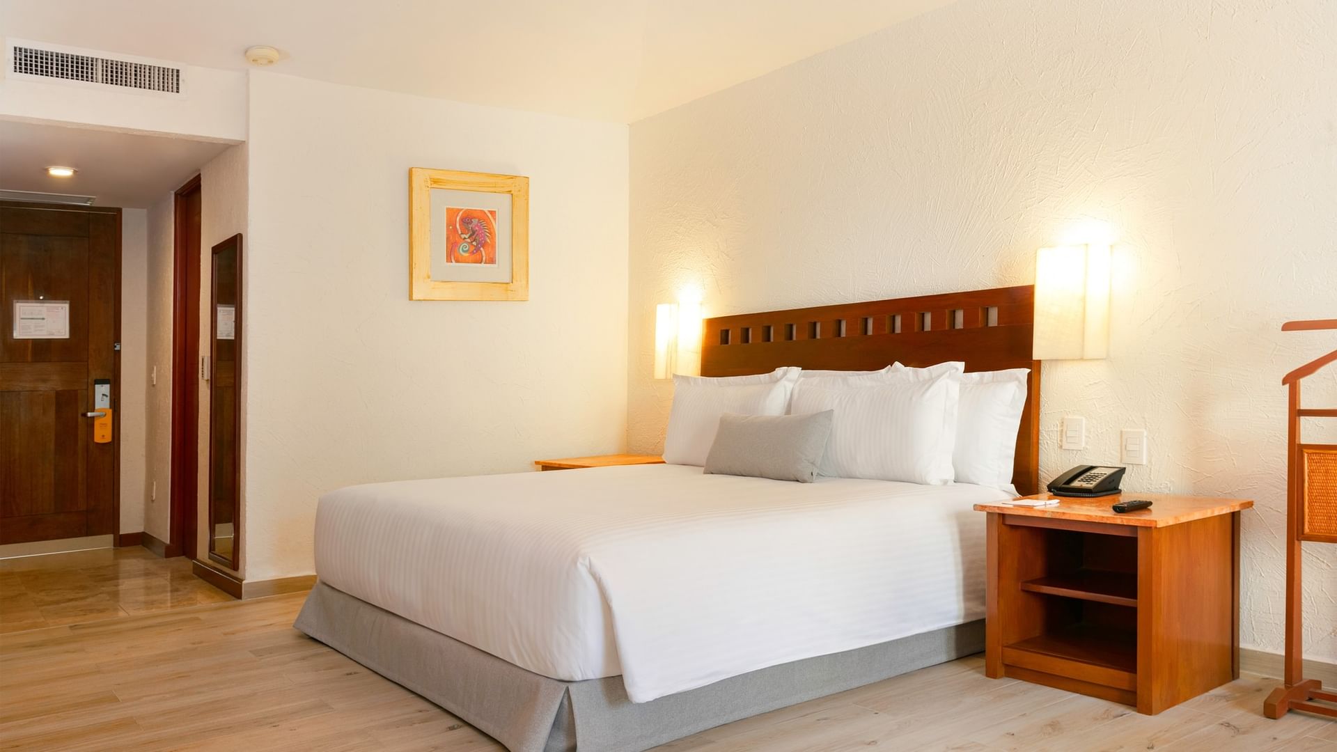 King Camino Real Club room with wooden floors and furnishings at Camino Real Guadalajara in Zapopan