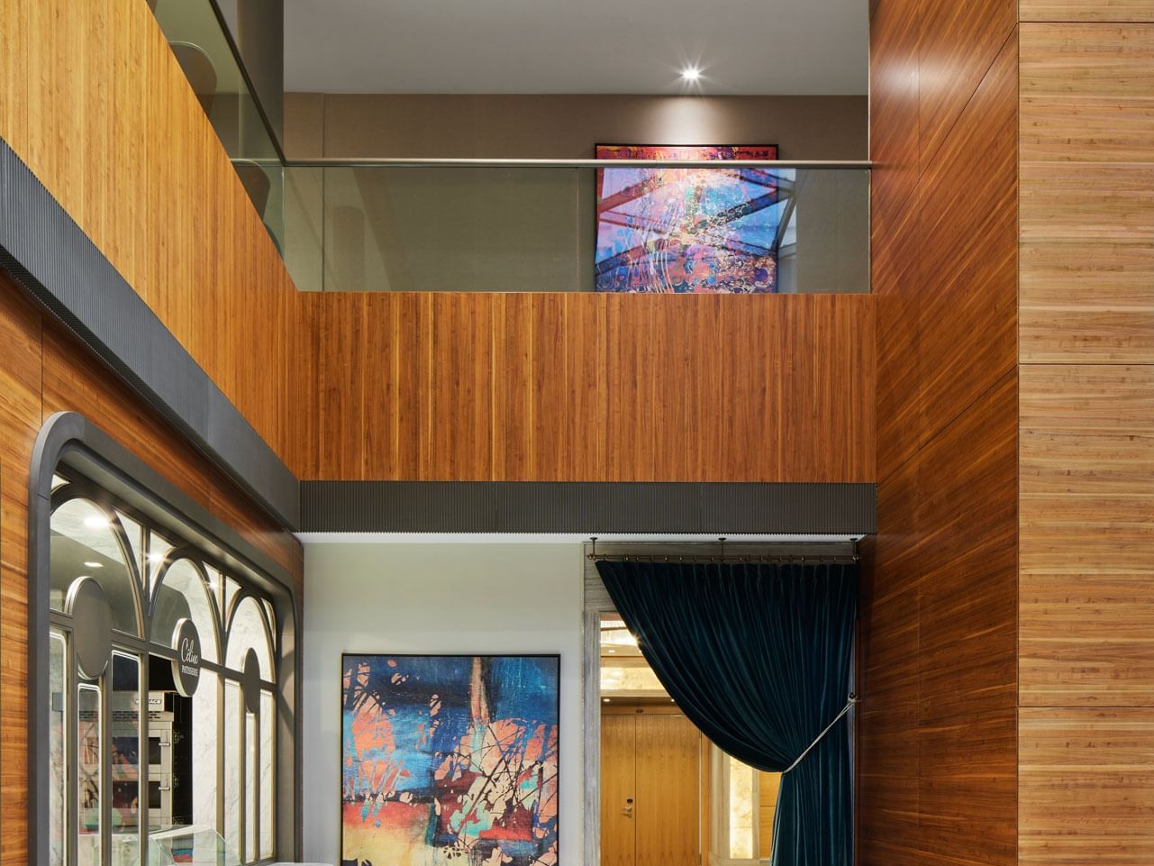 Moderner Empfangsbereich mit Holzwänden, hellem Boden, Sitzgruppe und Wandkunst – Titanic Chaussee Berlin.