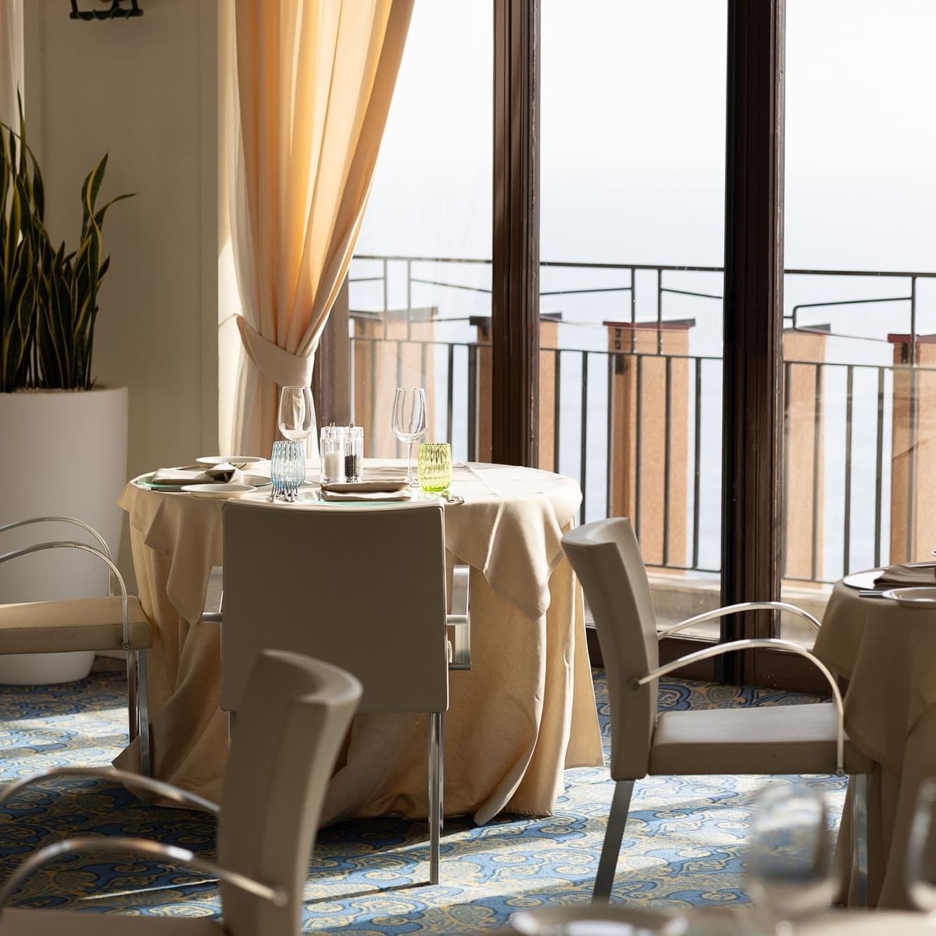 UNAHOTELS Capotaormina - Ristorante Naxos - Dettaglio tavoli allestiti a pranzo