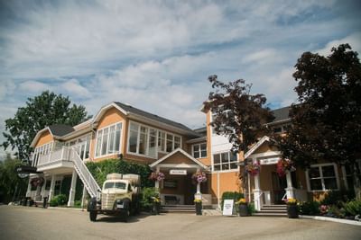 Exterior photo of Hotel Eldorado on the lake.
