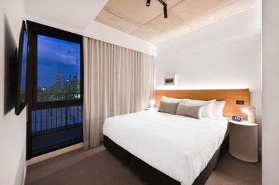 King bed of Executive Two Bed Room Apartment, Nesuto Docklands