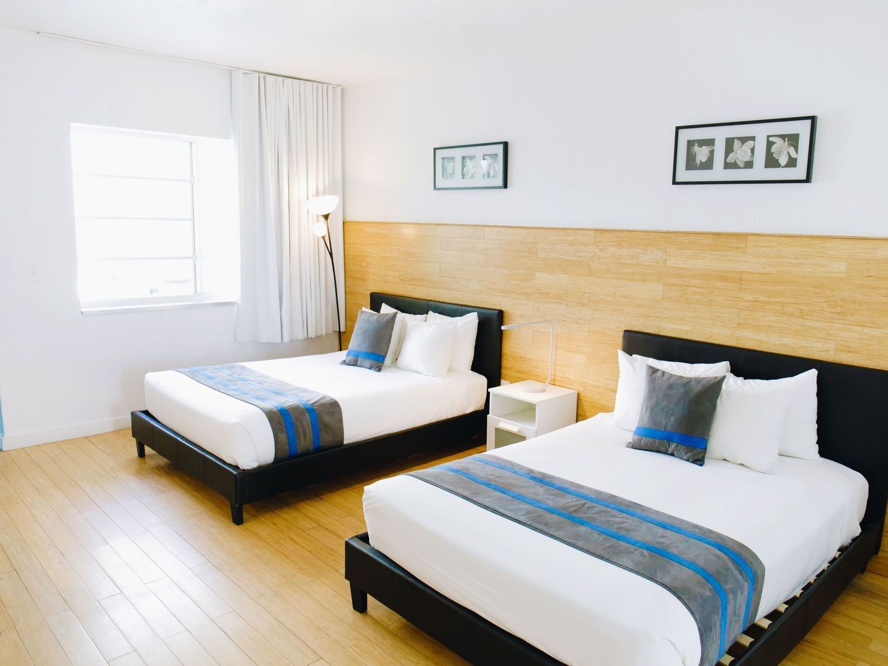 Camas gemelas en la Junior Suite Double en Aqua Hotel & Suites