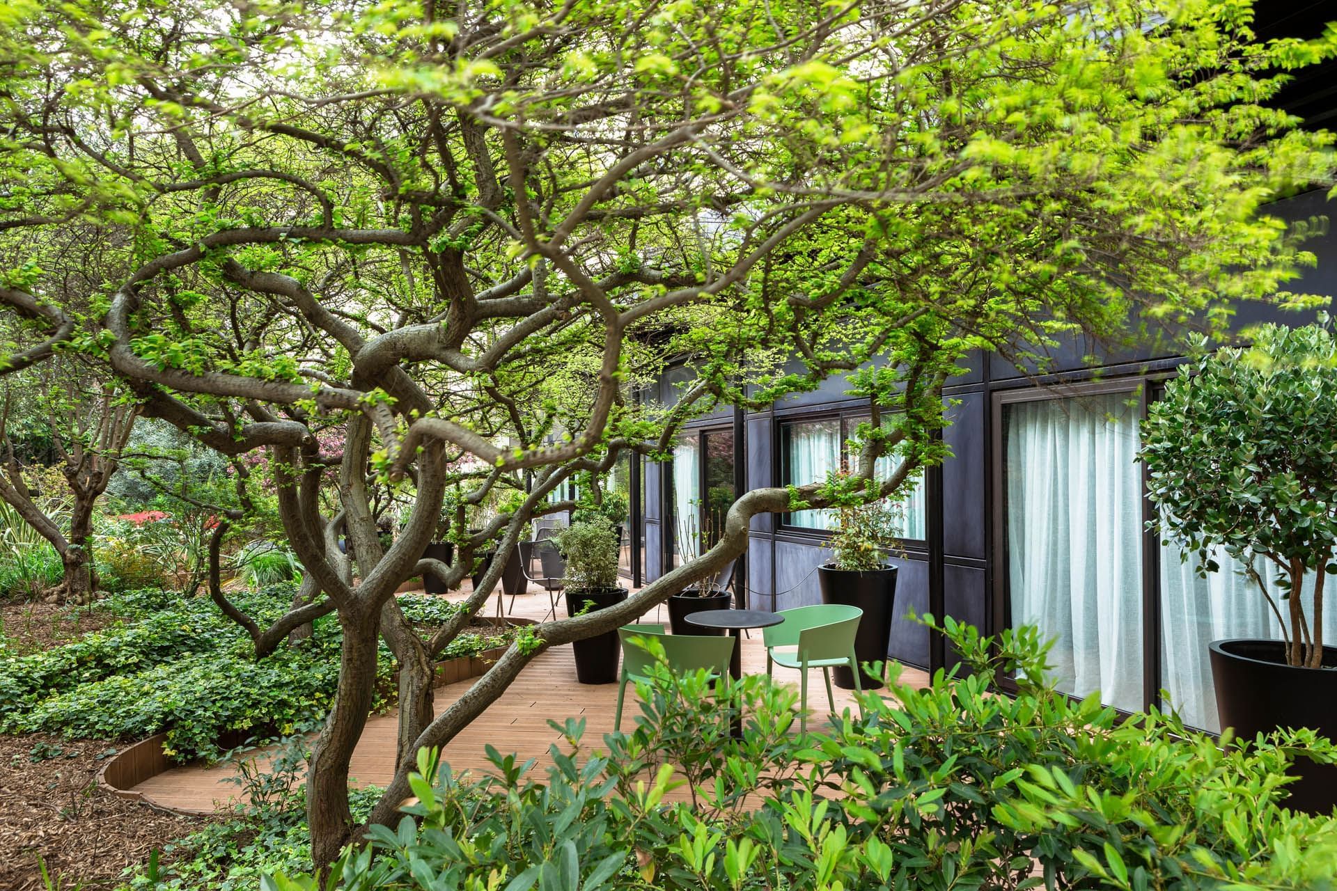 Espace salle à manger et salon dans le patio, Oceania Paris Porte de Versailles