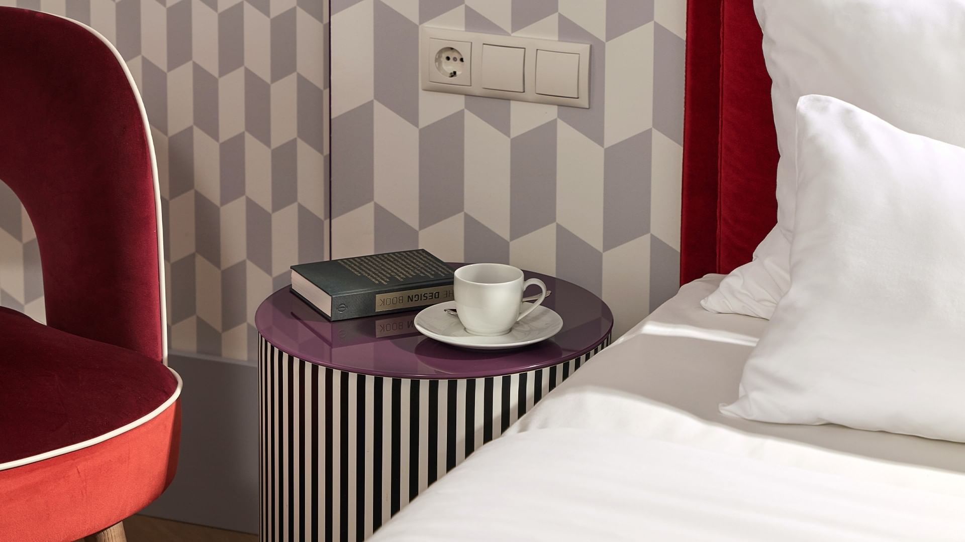 Nábytek a příslušenství v Junior Suite na Falkensteiner Hotel Prague v Praze.