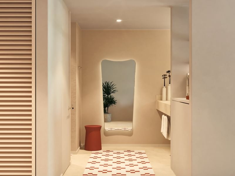 Tocador minimalista de Junior Suite Pool Level en Fiesta Americana Funeeq con espejo retroiluminado y alfombras geométricas