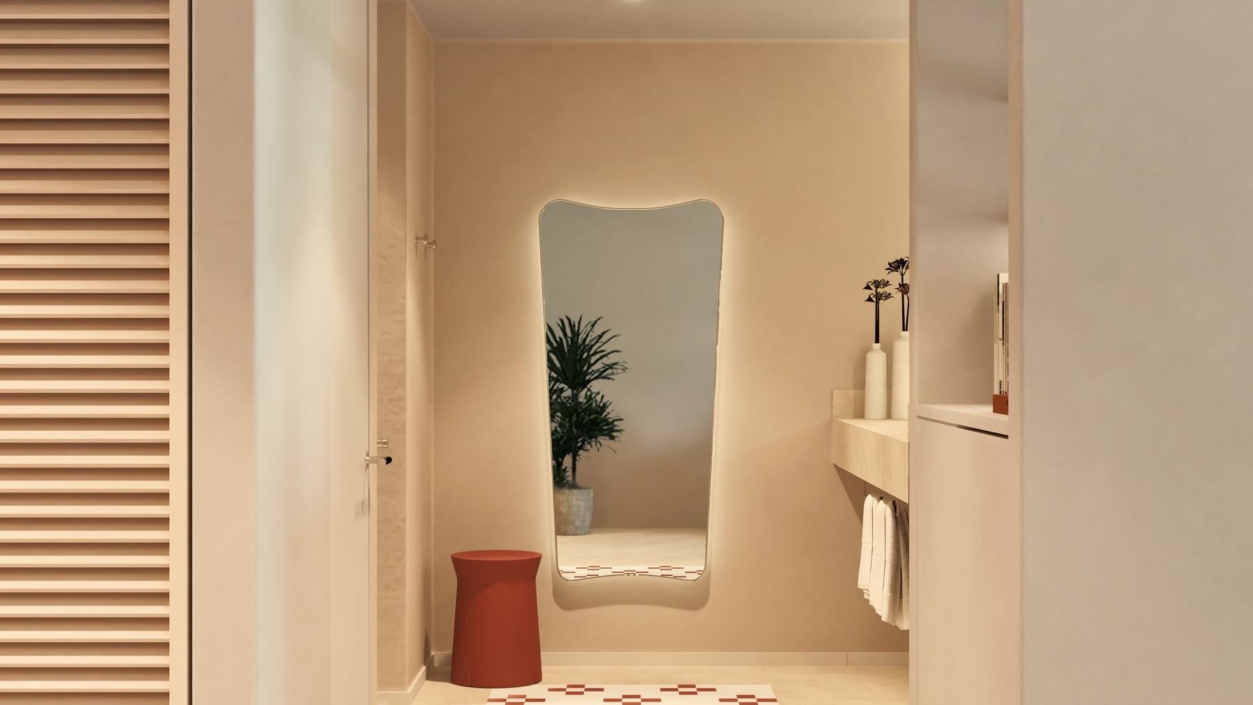 Tocador minimalista de Junior Suite Pool Level en Fiesta Americana Funeeq con espejo retroiluminado y alfombras geométricas