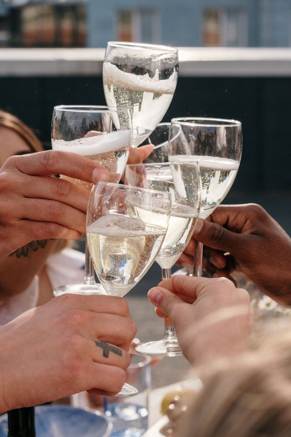 Guests toasting champaign glasses, Muze Lounge & Terrasse